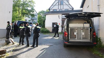 Mit Mitgliedern der Hundestaffel durchsuchen Polizeibeamte nach dem Verbot der Reichsbürger-Gruppe „Königreich Deutschland“ durch den Bundesinnenminister ein Gebäude.