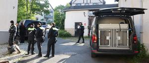 Mit Mitgliedern der Hundestaffel durchsuchen Polizeibeamte nach dem Verbot der Reichsbürger-Gruppe „Königreich Deutschland“ durch den Bundesinnenminister ein Gebäude.