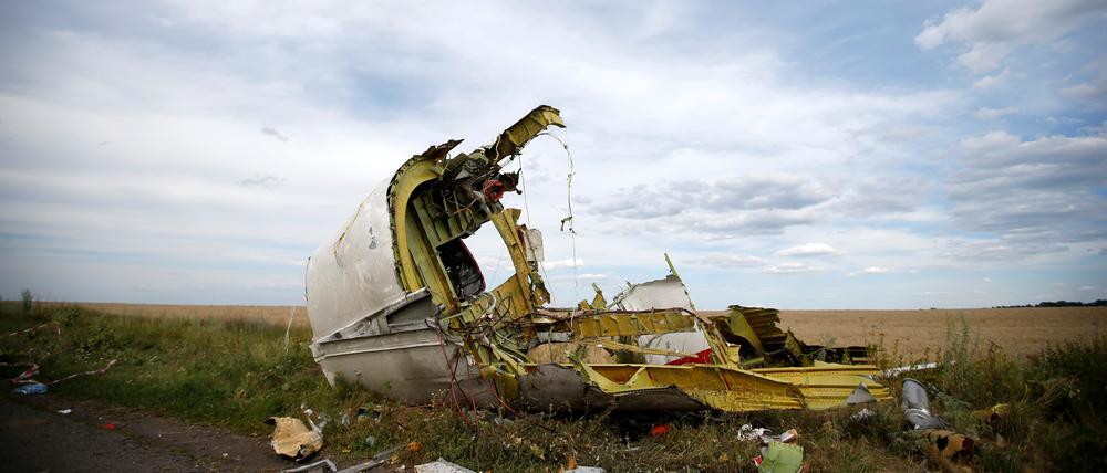 Trümmerteile der von einer russischen Rakete abgeschossenen Boeing liegen auf einem Feld in der ukrainischen Region Donezk.