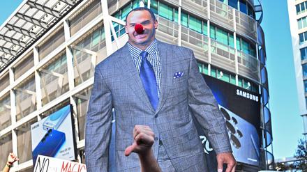 Die Fans der Dallas Mavericks protestierten gegen den Dončić-Trade und verspotteten Manager Nico Harrison unter anderem als Clown. 