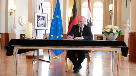 Das Kondolenzbuch für Margot Friedländer liegt bis Freitagabend im Roten Rathaus aus. 