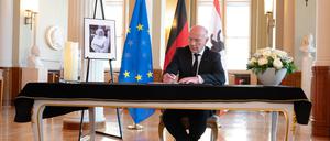 Das Kondolenzbuch für Margot Friedländer liegt bis Freitagabend im Roten Rathaus aus. 