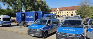 Bei einer Razzia sicherten Polizeibeamte Beweismittel.