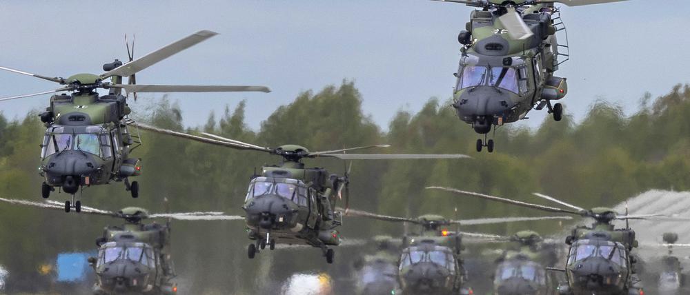Transporthubschrauber der deutschen Luftwaffe nehmen an der Nato-Militärübung „Griffin Lightning 2025“ auf dem Militärflugplatz Pajuostis, etwa 140 Km nordwestlich der litauischen Hauptstadt Vilnius, teil. 