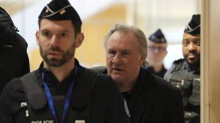 Der französische Schauspieler Gerard Depardieu (r) im März 2025 während einer Pause während seines Prozesses wegen sexueller Übergriffe auf zwei Frauen an einem Filmset im Jahr 2021.