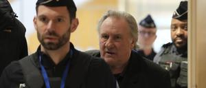 Der französische Schauspieler Gerard Depardieu (r) im März 2025 während einer Pause während seines Prozesses wegen sexueller Übergriffe auf zwei Frauen an einem Filmset im Jahr 2021.