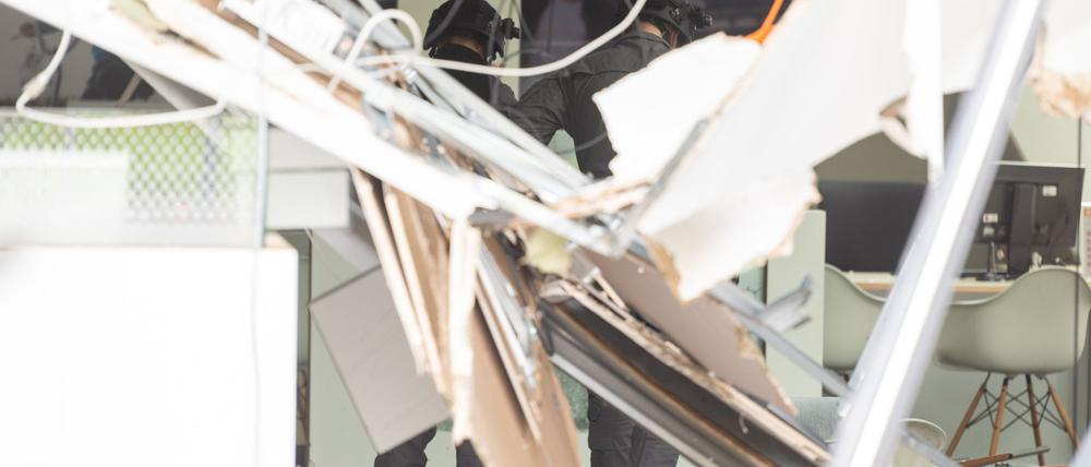 Polizisten vom Kampfmittelräumdienst in einer Bank in der ein Geldautomat gesprengt wurde. (Archivbild)