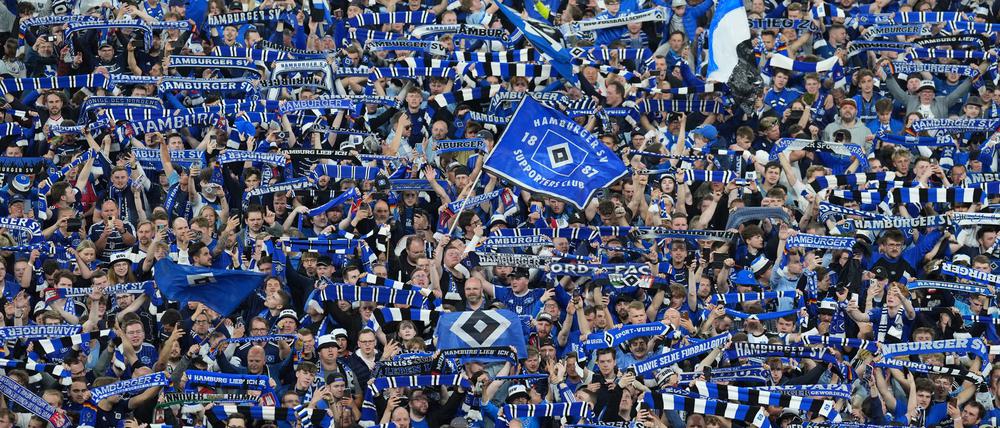 Die Fans des Hamburger SV freuen sich schon auf das Nordderby in Bremen.