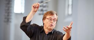 Der Dirigent Jörg-Peter Weigle.