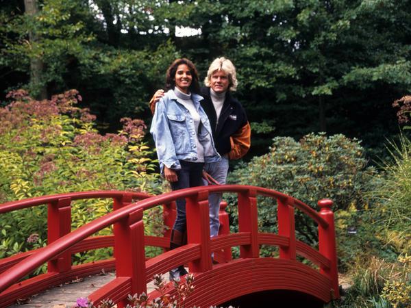 Bildnummer: 55267066 Datum: 01.01.1994 Copyright: imago/APress Dieter Bohlen mit Nadja Abd el Farrag PUBLICATIONxINxGERxSUIxAUTxONLY B04 B People Entertainment privat Shooting Highlight kbdia xmk 1994 quer Familie Frau Freund Mann Freundin Homestory / Naddel Bildnummer 55267066 Date 01 01 1994 Copyright Imago apress Dieter Bohlen with Nadja Abd El Farrag PUBLICATIONxINxGERxSUIxAUTxONLY B04 B Celebrities Entertainment private Shooting Highlight Kbdia xmk 1994 horizontal Family Woman Friend Man Girlfriend Home story Naddel