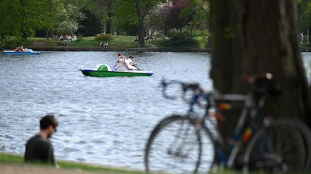 Die Spree in Berlin bleibt gut gefüllt, weil sie gestaut ist und von Klärwerken aufgefüllt wird.