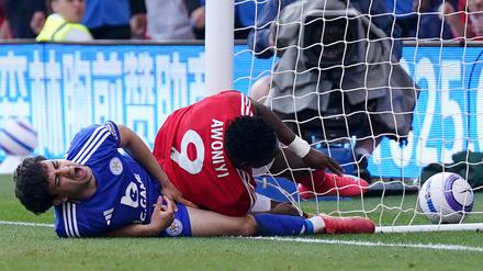 Schmerzhaft: Forest-Stürmer Awoniyi (r) kollidiert im Spiel gegen Leicester City mit dem Pfosten.