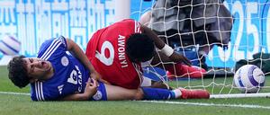 Schmerzhaft: Forest-Stürmer Awoniyi (r) kollidiert im Spiel gegen Leicester City mit dem Pfosten.