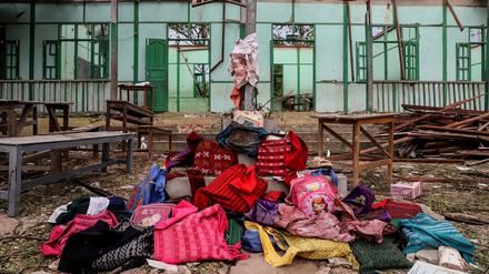 Die Taschen der Schüler stehen vor einem Schulgebäude, das bei einem Bombardement durch das myanmarische Militär im Dorf Ohe Htein Twin in der Gemeinde Tabayin in der Region Sagaing am 12. Mai 2025 beschädigt wurde.