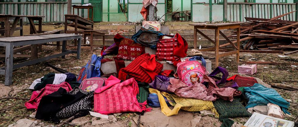 Die Taschen der Schüler stehen vor einem Schulgebäude, das bei einem Bombardement durch das myanmarische Militär im Dorf Ohe Htein Twin in der Gemeinde Tabayin in der Region Sagaing am 12. Mai 2025 beschädigt wurde.