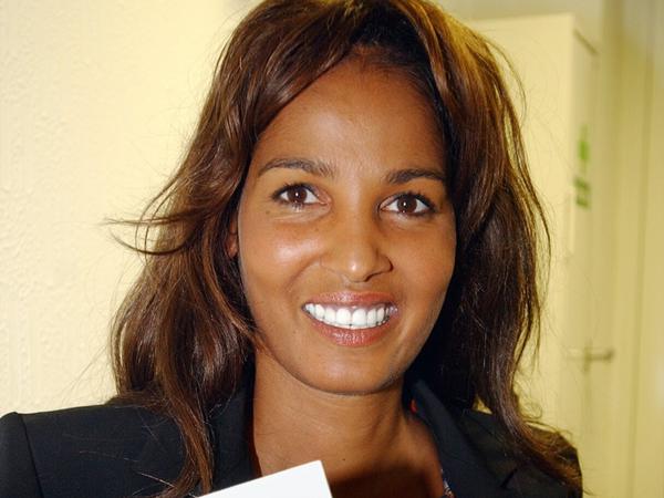 Nadja Abd el Farrag zeigt am Montag (08.09.2003) nach der Aufzeichnung der ARD-Talkshow "Beckmann" im Fernsehstudio in Hamburg ihr erstes Buch mit dem Titel "Ungelogen". In dem Gespräch mit Reinhold Beckmann sprach "Naddel" über ihr Verhältnis mit Dieter Bohlen. Foto: Kay Nietfeld dpa/lno +++ dpa-Bildfunk +++
