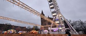 Riesenrad und Eislaufbahn auf dem Bassinplatz im Jahr 2024