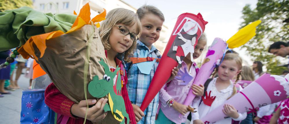 Erster Schultag mit Schultüte.