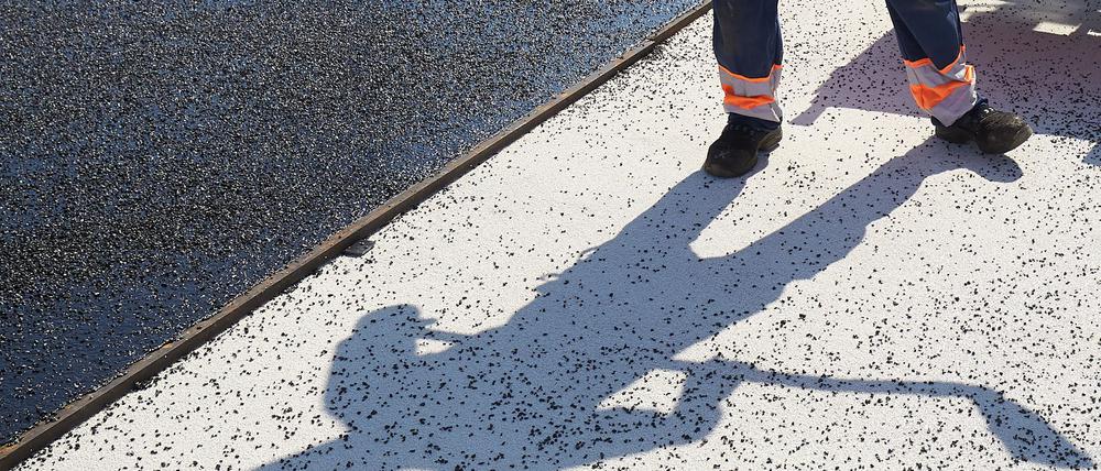 Mehrere Straßenbauunternehmen aus ganz Deutschland sollen sich bei Aufträgen für Kommunen über Jahre abgesprochen haben. (Symbolbild)
