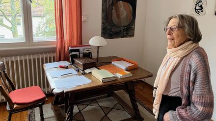 Christa Bürger in ihrem Berliner Arbeitszimmer. 
