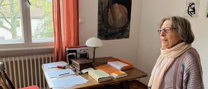 Christa Bürger in ihrem Berliner Arbeitszimmer. 