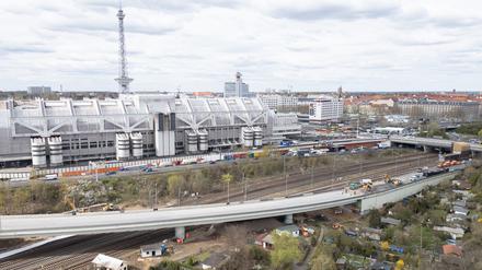 Die Sperrung der inzwischen abgerissenen Ringbahnbrücke führt zu erheblichen Verkehrseinschränkungen rund um das Dreieck Funkturm. (Archivbild)