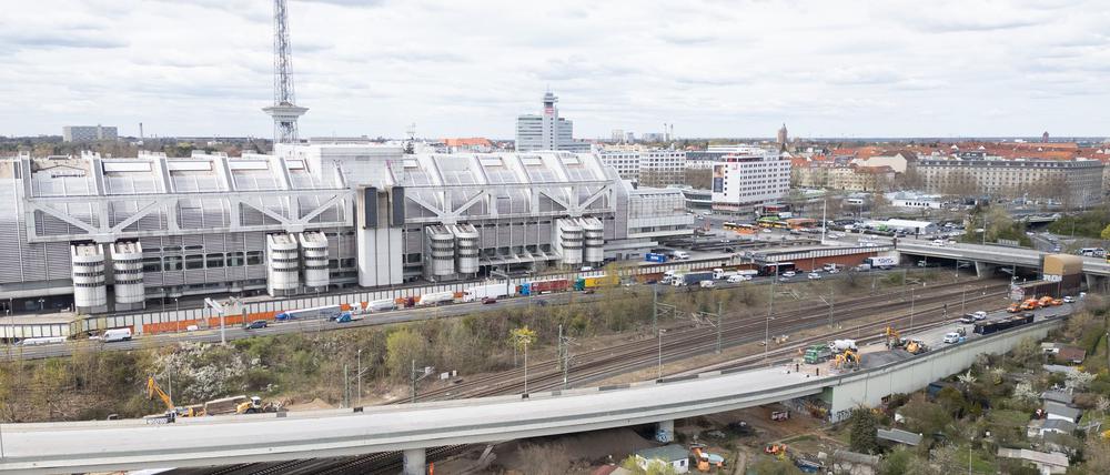 Die Sperrung der inzwischen abgerissenen Ringbahnbrücke führt zu erheblichen Verkehrseinschränkungen rund um das Dreieck Funkturm. (Archivbild)