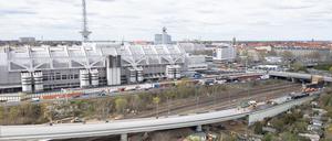 Die Sperrung der inzwischen abgerissenen Ringbahnbrücke führt zu erheblichen Verkehrseinschränkungen rund um das Dreieck Funkturm. (Archivbild)
