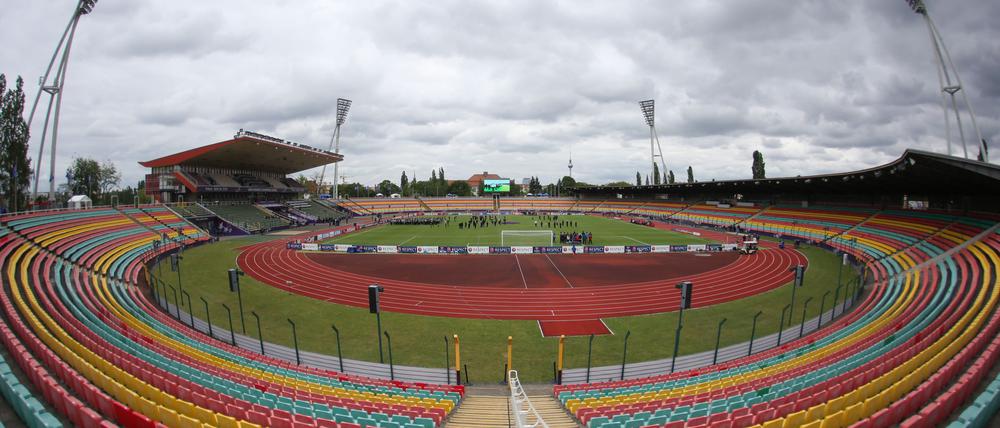 Das Berliner Friedrich-Ludwig-Jahn-Stadion entstand in den 50er Jahren und lag später unmittelbar an der Mauer.