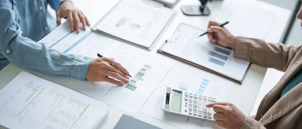 Steuerberater arbeiten heute zunehmend digital. Künstliche Intelligenz übernimmt einfache und sich wiederholende Aufgaben.