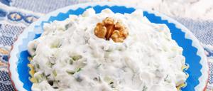  Prickelnder Joghurt, vom Knoblauch überrumpelt: griechischer Tsatsiki.