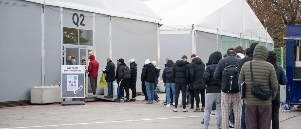 Künftig sollen weniger Geflüchtete auf dem Gelände des ehemaligen Flughafens Tegel untergebracht werden. (Archivfoto)