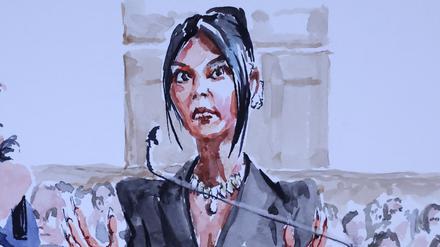 Kim Kardashian sagt vor Gericht während des Prozesses gegen zehn Personen aus, die beschuldigt werden, ihr während der Pariser Modewoche 2016 in ihrer Wohnung mit vorgehaltener Waffe Schmuck im Wert von Millionen von Dollar gestohlen zu haben.
