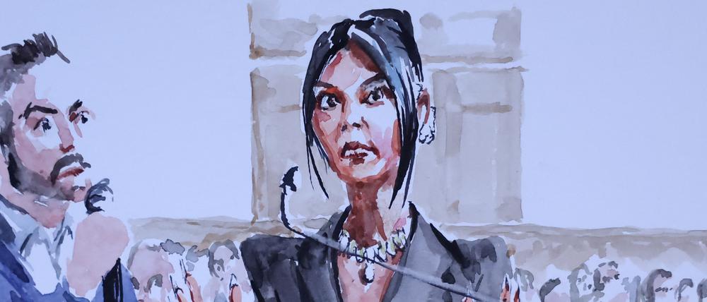 Kim Kardashian sagt vor Gericht während des Prozesses gegen zehn Personen aus, die beschuldigt werden, ihr während der Pariser Modewoche 2016 in ihrer Wohnung mit vorgehaltener Waffe Schmuck im Wert von Millionen von Dollar gestohlen zu haben.