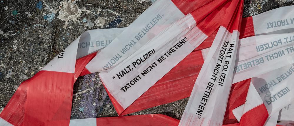 Achtung, hier wurde geschossen: Polizei-Absperrbänder auf dem Tempelhofer Feld.