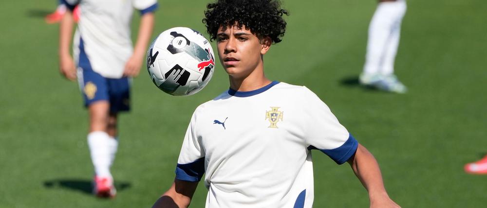 Cristiano Ronaldo Junior, der Sohn von Cristiano Ronaldo, ist nun Junioren-Nationalspieler.
