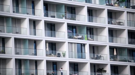 Mieter sollen in Berlin besser vor kräftigen Erhöhungen geschützt werden. (Archivbild)