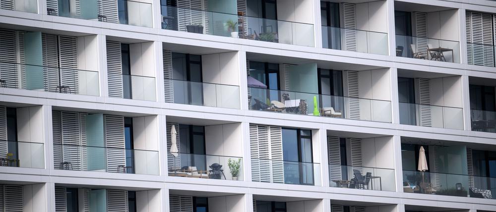 Mieter sollen in Berlin besser vor kräftigen Erhöhungen geschützt werden. (Archivbild)