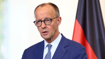 Bundeskanzler Friedrich Merz spricht während einer Pressekonferenz mit dem griechischen Premierminister Kyriakos Mitsotakis in Berlin.