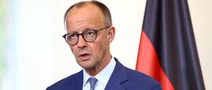 Bundeskanzler Friedrich Merz spricht während einer Pressekonferenz mit dem griechischen Premierminister Kyriakos Mitsotakis in Berlin.