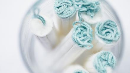 Tampons in einem Glas.
