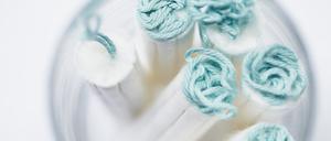 Tampons in einem Glas.