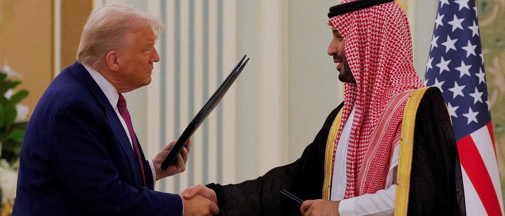 US-Präsident Donald Trump und der saudische Kronprinz und Premierminister Mohammed Bin Salman geben sich die Hände.
