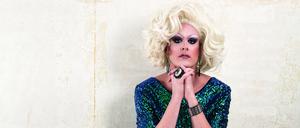 Jurassica Parka moderiert schon seit mehreren Jahren ESC-Screenings. Jetzt zum ersten Mal im BKA-Theater. 