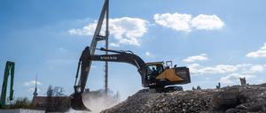 Die Abrissarbeiten an der Haupttribüne des Stadions im Friedrich-Ludwig-Jahn-Sportpark in Berlin-Prenzlauer Berg. 