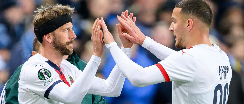 Guido Burgstaller (l) hört am Ende der Saison auf.