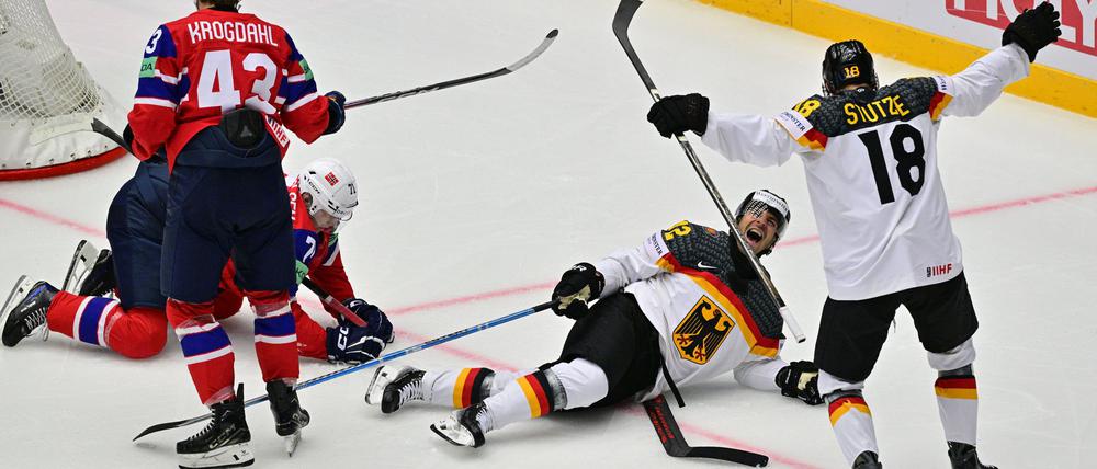 NHL-Star Tim Stützle jubelt über seine ersten WM-Punkte.