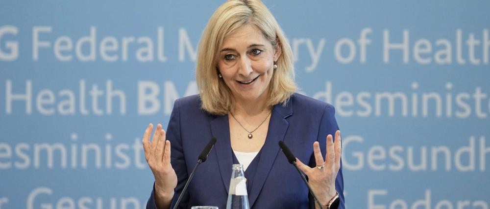 Nina Warken (CDU), neue Bundesministerin für Gesundheit, spricht während einer Übergabezeremonie im Bundesministerium für Gesundheit. 