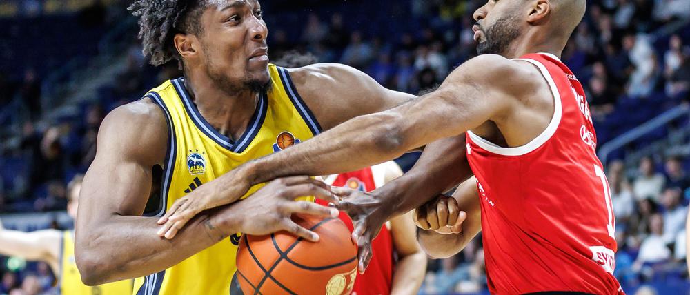Alba-Center David McCormack wird vom MBC-Akteur Akeem Vargas attackiert.