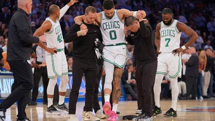 Jayson Tatum konnte beim Verlassen des Spielfeldes sein rechtes Bein nicht belasten. 